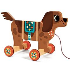 En dragleksak från Djeco som föreställer en söt brun hund som vaggar lite när den går.
