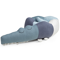 Sebra kudde stickad - Sleepy Croc, powder blue. Fin inredning till barnrummet